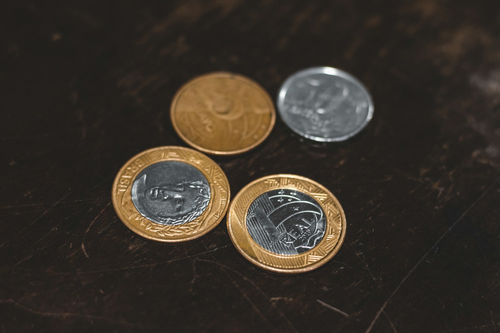 silver and gold round coins